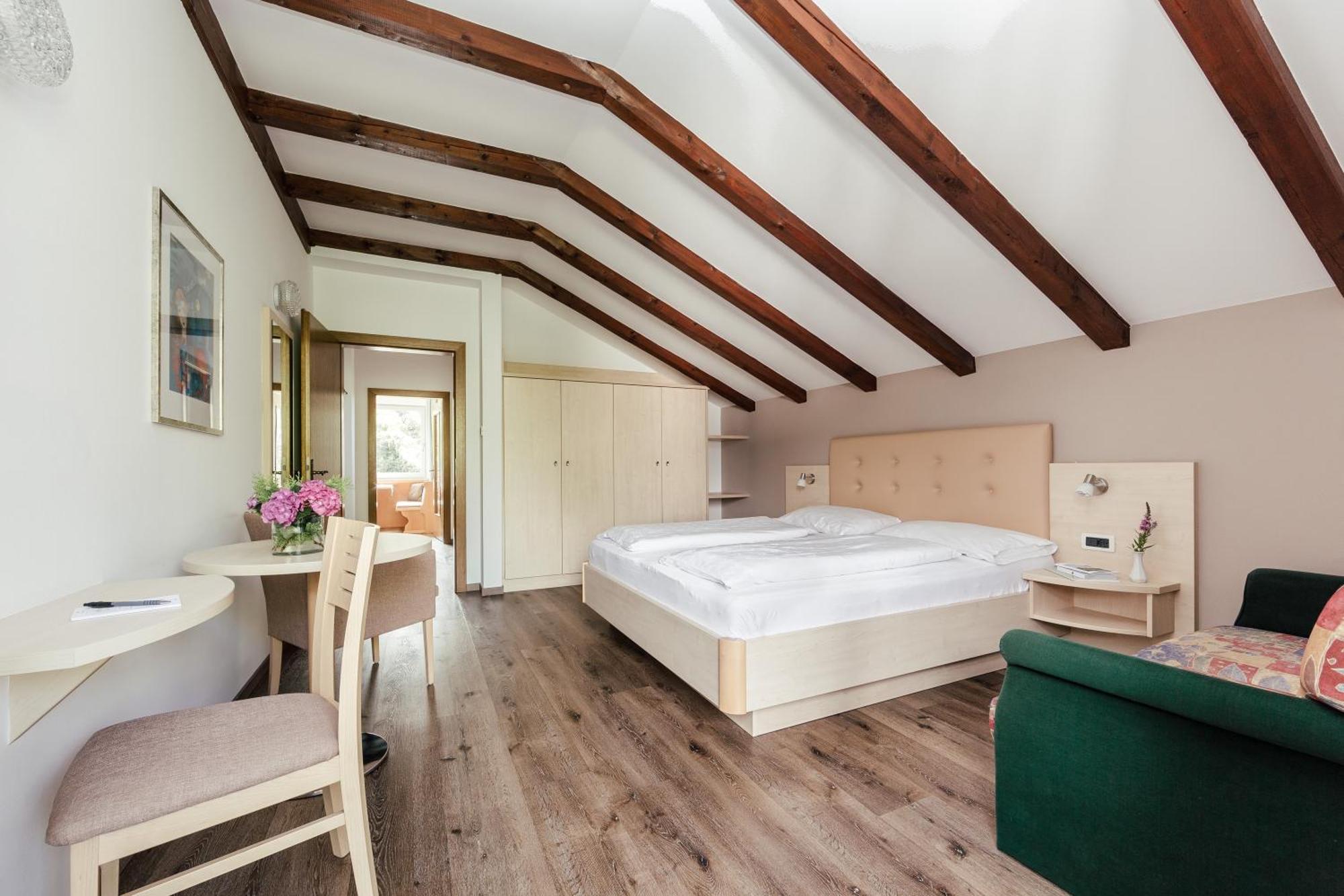 Hotel Garni Sirmian Мерано Стая снимка